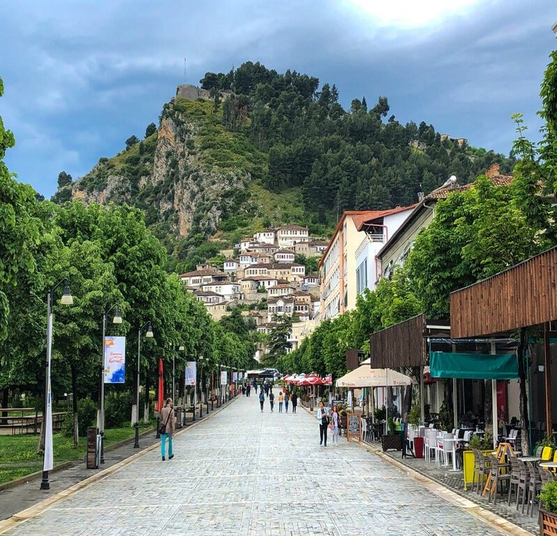 berat-albania-albanien-balkans-hightlights-balkan-rundreise-1000-windows-fenster-magalem-walking-kalaja-roadtrip-hidden-gems-planung-planning-route-min